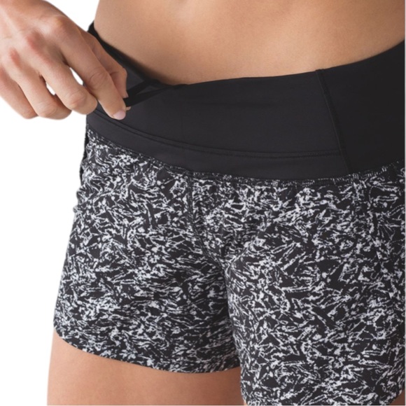 LULULEMON Run Times Short in Iced Wave. Size 6 - Picture 4 of 15